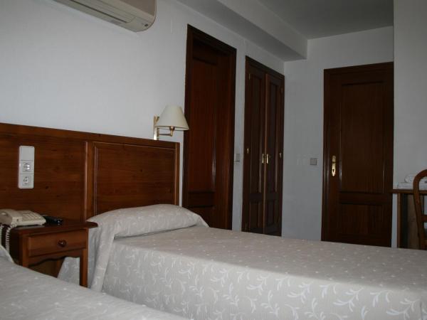 Hostal Puente de Piedra : photo 8 de la chambre chambre double ou lits jumeaux