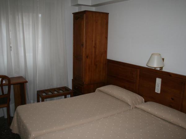 Hostal Puente de Piedra : photo 6 de la chambre chambre double ou lits jumeaux