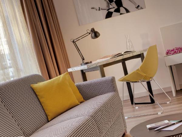 Hotel Indigo - Dusseldorf - Victoriaplatz, an IHG Hotel : photo 3 de la chambre suite lit king-size - vue sur ville