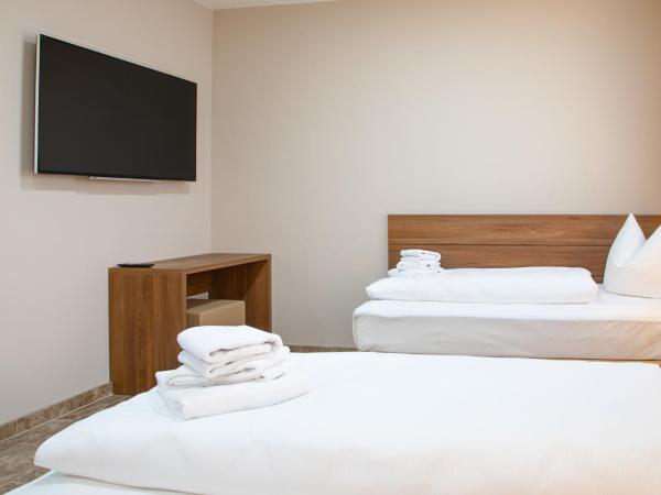 Work & Sleep Boardinghouse Mannheim : photo 2 de la chambre chambre lits jumeaux avec salle de bains