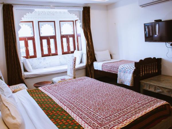 Hotel Mewari Villa : photo 1 de la chambre suite lit king-size de luxe - vue sur lac