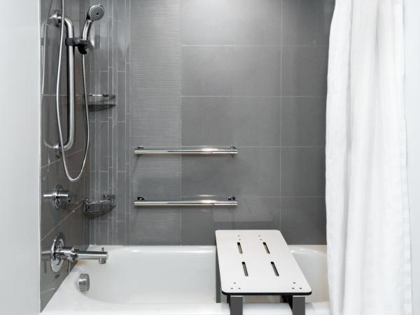 Hyatt House Tampa Airport/Westshore : photo 2 de la chambre chambre lit king-size avec baignoire accessible aux personnes à mobilité réduite