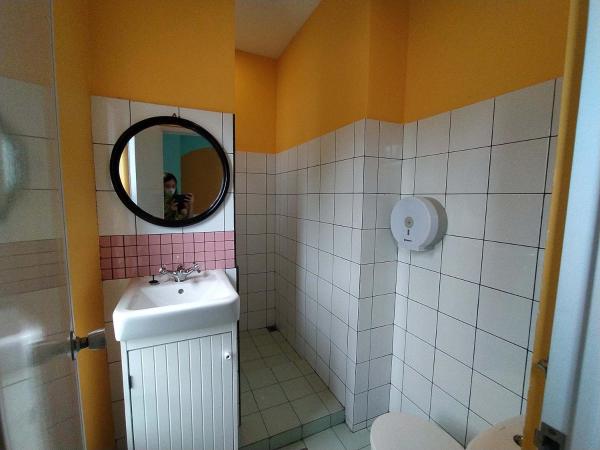 Wonderloft Hostel Kota Tua : photo 3 de la chambre chambre lits jumeaux avec salle de bains privative