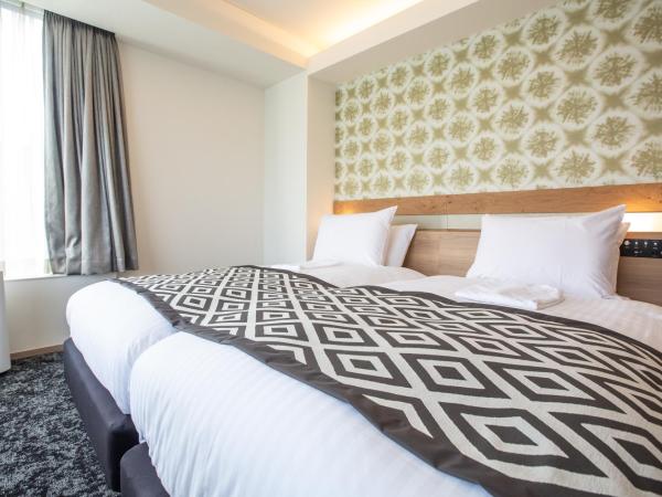 Hotel Vista Osaka Namba : photo 4 de la chambre chambre lits jumeaux de luxe avec canapé-lit