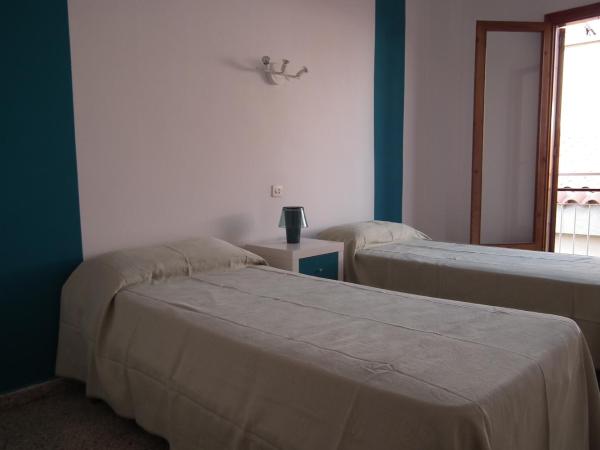 Hostal San Carlos : photo 1 de la chambre chambre double ou lits jumeaux
