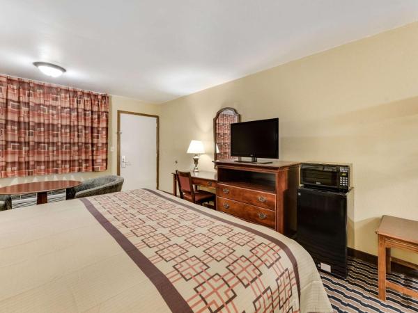 Rodeway Inn : photo 2 de la chambre chambre lit king-size standard - fumeurs