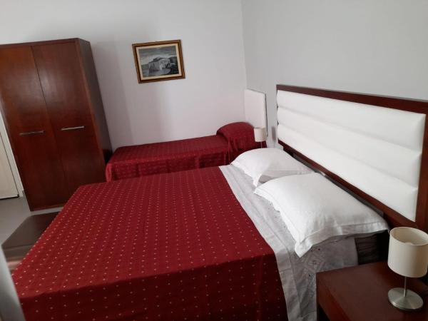 Siracusa breakfast & rooms : photo 3 de la chambre chambre triple avec salle de bains privative