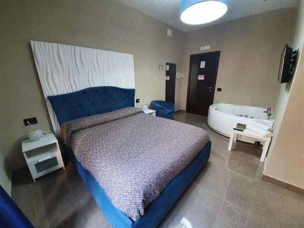 Beverello Suite : photo 1 de la chambre chambre lit queen-size avec baignoire spa