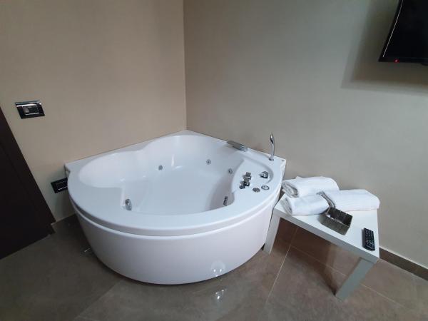 Beverello Suite : photo 4 de la chambre chambre lit queen-size avec baignoire spa
