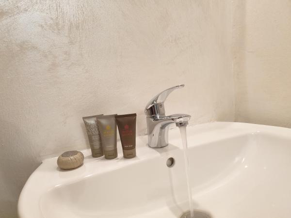 Bergamo City - Self Check-in : photo 1 de la chambre chambre double avec salle de bains commune