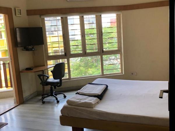 Ballygunge Guest House : photo 2 de la chambre chambre double deluxe avec baignoire