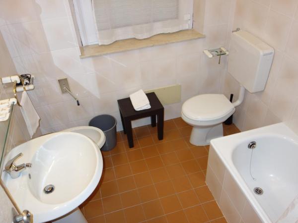 Euromotel Croce Bianca : photo 9 de la chambre chambre familiale (2 adultes et 2 enfants)