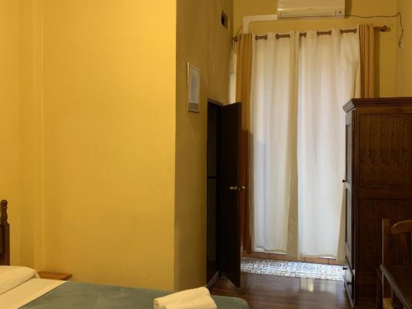 Pensión Lisdos : photo 3 de la chambre chambre double avec salle de bains privative