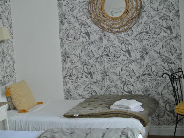 Logis Hôtel Louise de Savoie : photo 3 de la chambre chambre triple avec baignoire – 2 lits