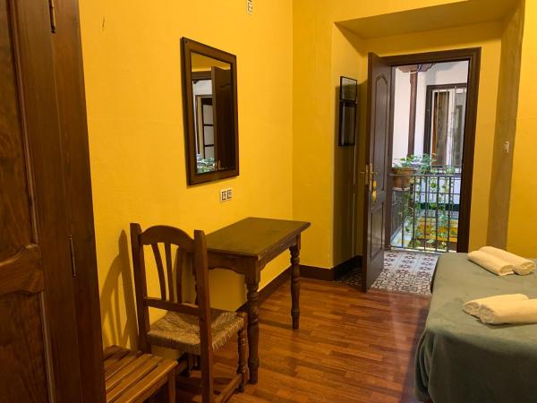 Pensión Lisdos : photo 4 de la chambre chambre double avec salle de bains privative