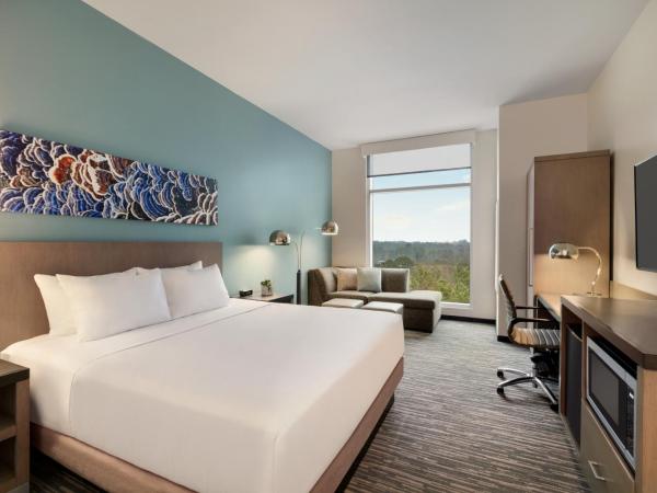 Hyatt House Atlanta Perimeter Center : photo 1 de la chambre chambre lit king-size avec douche accessible en fauteuil roulant den - accessible aux personnes à mobilité réduite
