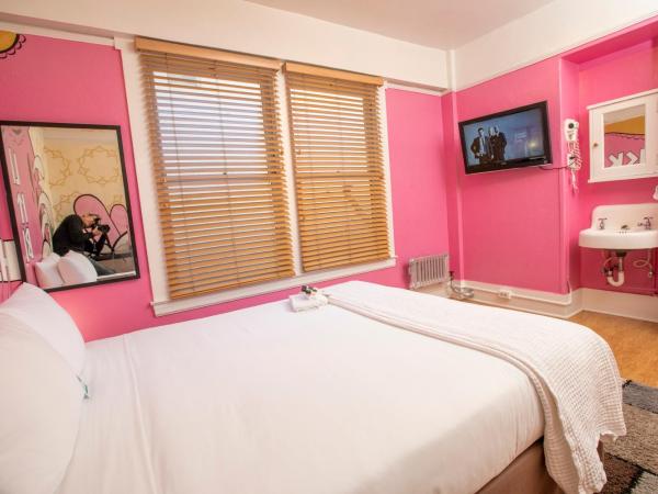 Hotel Des Arts : photo 5 de la chambre chambre lit queen-size avec salle de bains commune 