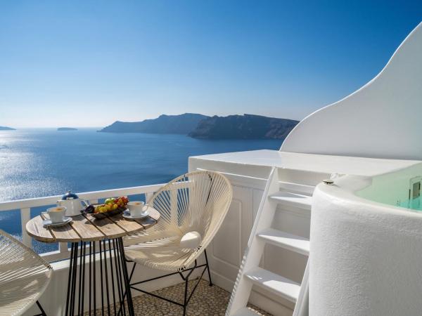 Delfini Villas : photo 10 de la chambre suite exécutive - bain à remous et vue sur caldera