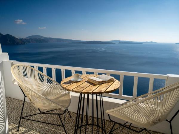 Delfini Villas : photo 4 de la chambre chambre classique avec bain à remous - vue sur caldeira
