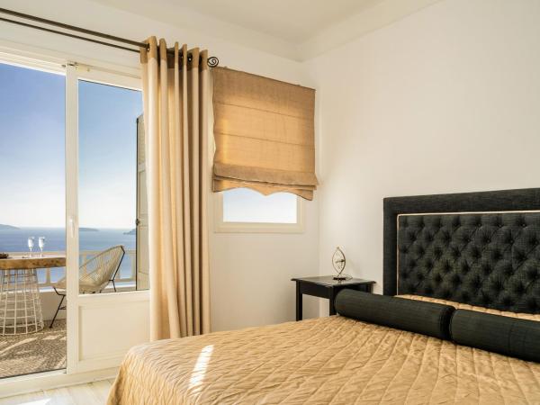 Delfini Villas : photo 2 de la chambre chambre exécutive - bain à remous et vue sur caldera