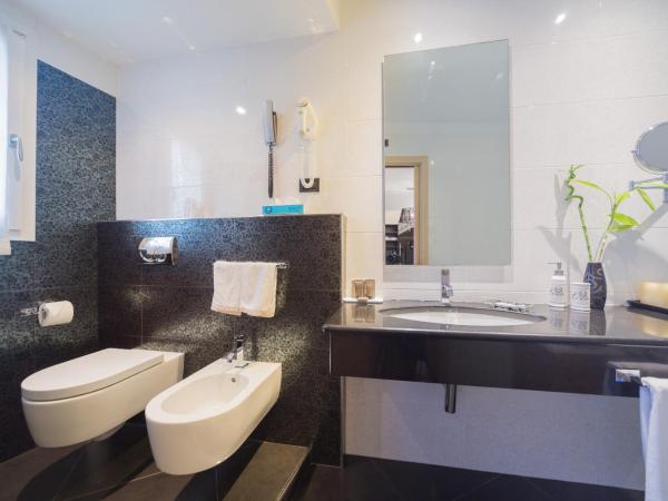 Hotel Touring : photo 4 de la chambre suite junior avec terrasse