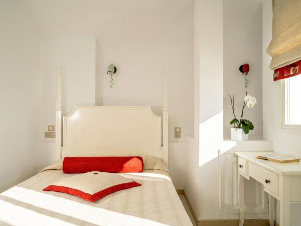 Delfini Villas : photo 5 de la chambre chambre classique avec bain à remous - vue sur caldeira