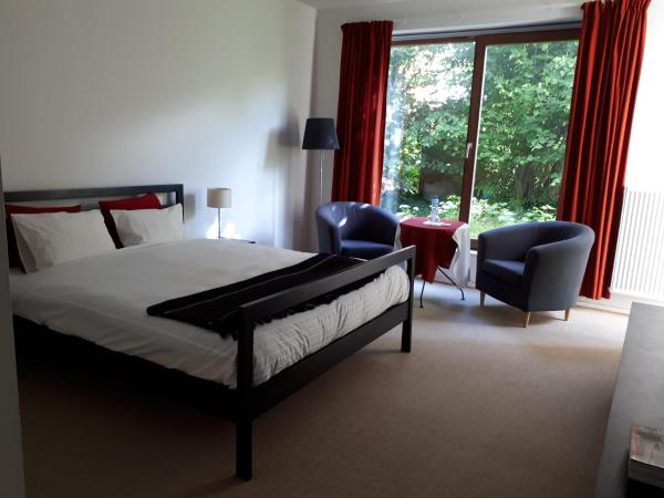 Aubergine : photo 3 de la chambre chambre double avec salle de bains privative