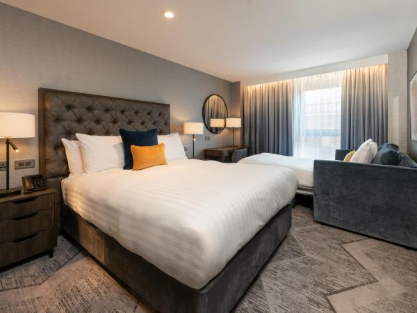 voco Edinburgh - Haymarket, an IHG Hotel : photo 2 de la chambre chambre lit queen-size avec canapé-lit