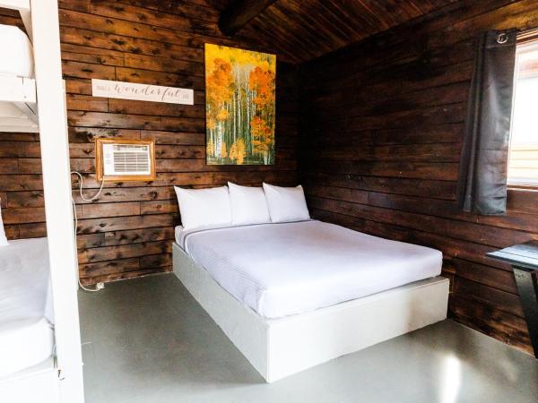 Garden of the Gods RV Resort : photo 4 de la chambre refuge