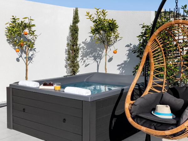 Filopappou Hill Suites by Athens Stay : photo 4 de la chambre chambre double avec baignoire spa