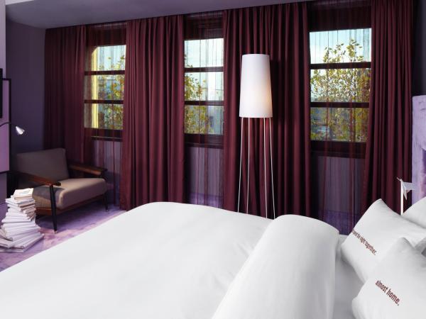 25hours Hotel The Goldman : photo 4 de la chambre hébergement moyen est