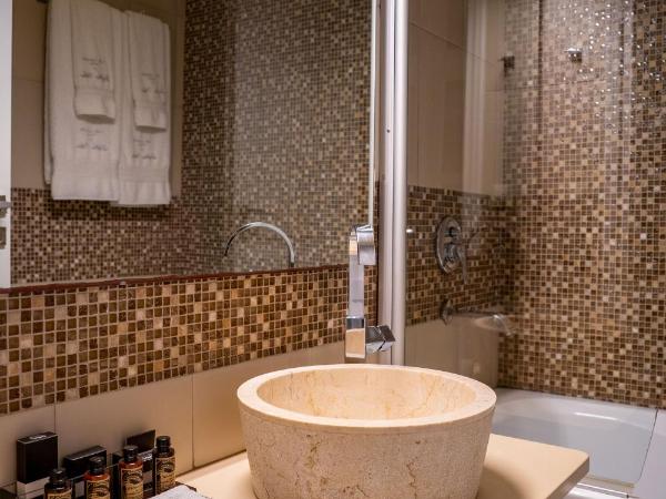 Delfini Villas : photo 9 de la chambre chambre exécutive - bain à remous et vue sur caldera