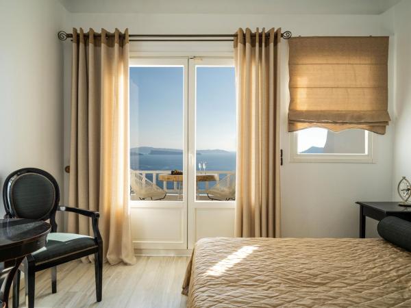 Delfini Villas : photo 10 de la chambre chambre exécutive - bain à remous et vue sur caldera