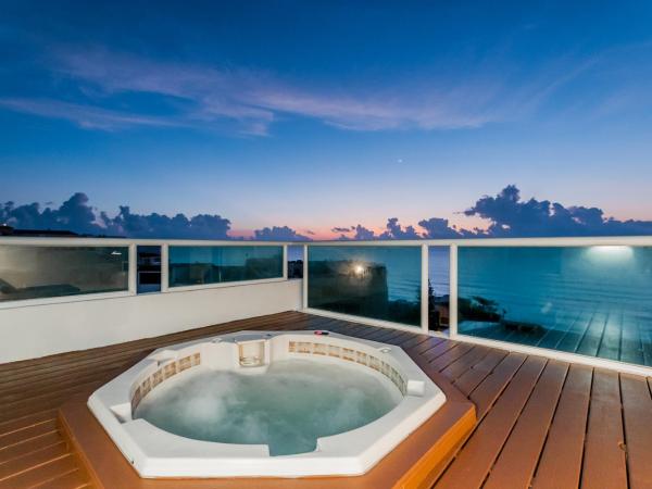 Rooftop Private Jacuzzi in beach front penthouse : photo 1 de la chambre penthouse
