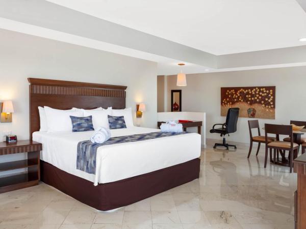 Ramada Plaza by Wyndham Veracruz Boca del Rio : photo 2 de la chambre suite lit king-size avec balcon - non-fumeurs