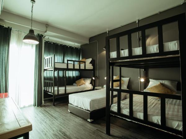 Fashen Poshtel : photo 8 de la chambre chambre lits jumeaux avec lit d’appoint - 301
