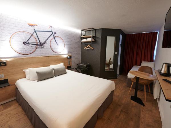 Kyriad Hotel Laval : photo 3 de la chambre chambre triple - 1 lit double & 1 lit simple