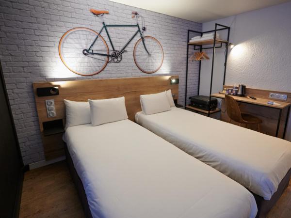 Kyriad Hotel Laval : photo 1 de la chambre chambre triple