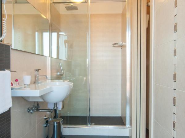 Hotel Touring : photo 3 de la chambre chambre simple avec terrasse