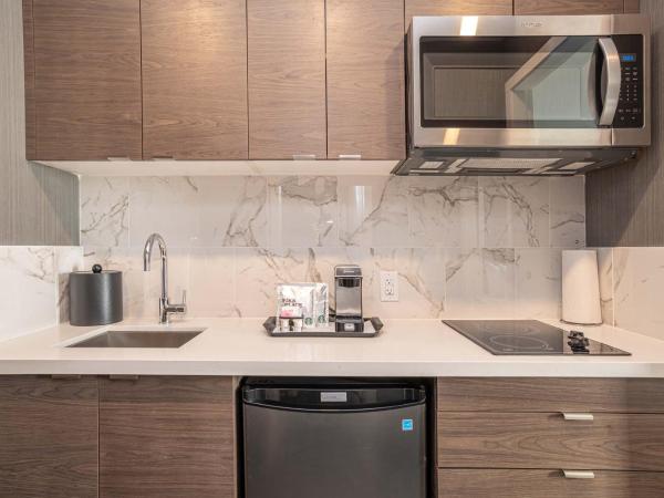 Sandman Signature Ottawa Airport Hotel : photo 4 de la chambre suite standard avec 1 lit king-size, canapé-lit, kitchenette