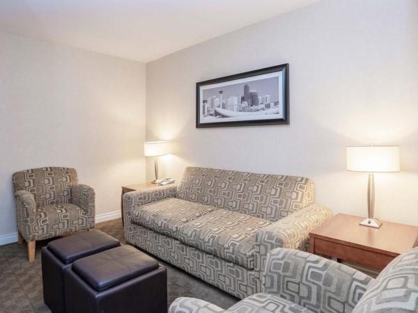 Sandman Hotel & Suites Calgary West : photo 2 de la chambre suite standard avec 1 lit king-size, canapé-lit, kitchenette