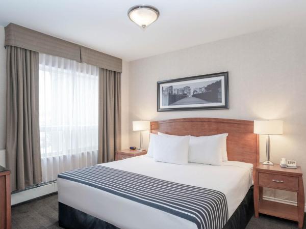 Sandman Hotel & Suites Calgary West : photo 1 de la chambre family suite, 1 king bed, bunk beds, sofa bed, kitchenette
