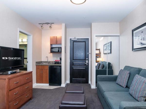 Sandman Hotel & Suites Calgary West : photo 4 de la chambre family suite, 1 king bed, bunk beds, sofa bed, kitchenette