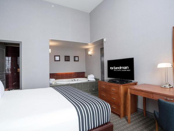 Sandman Hotel & Suites Calgary West : photo 2 de la chambre jacuzzi suite, 1 king bed, kitchenette