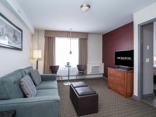 Sandman Hotel & Suites Calgary West : photo 4 de la chambre jacuzzi suite, 1 king bed, kitchenette