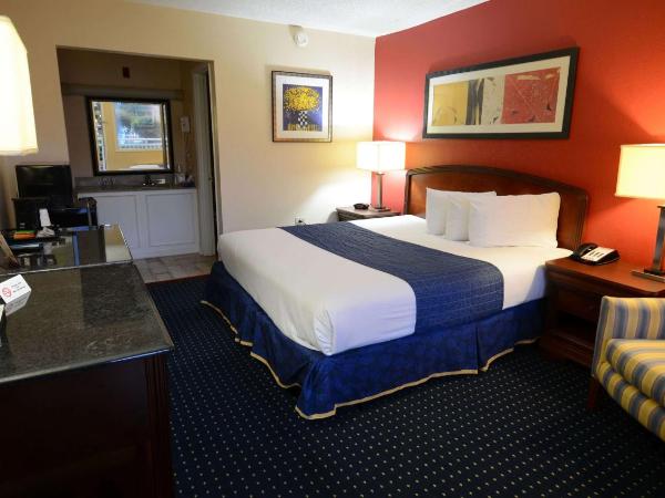 Magnuson Hotel Virginia Beach : photo 1 de la chambre chambre d'angle lit king-size - non-fumeurs