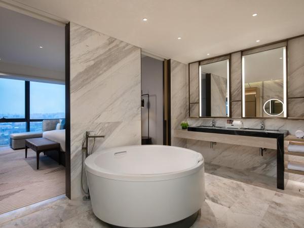 Crowne Plaza Foshan Nanhai - an IHG Hotel - Free Canton Fair Shuttle Bus : photo 1 de la chambre suite premium avec accès au salon