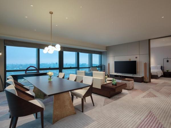 Crowne Plaza Foshan Nanhai - an IHG Hotel - Free Canton Fair Shuttle Bus : photo 2 de la chambre suite premium avec accès au salon