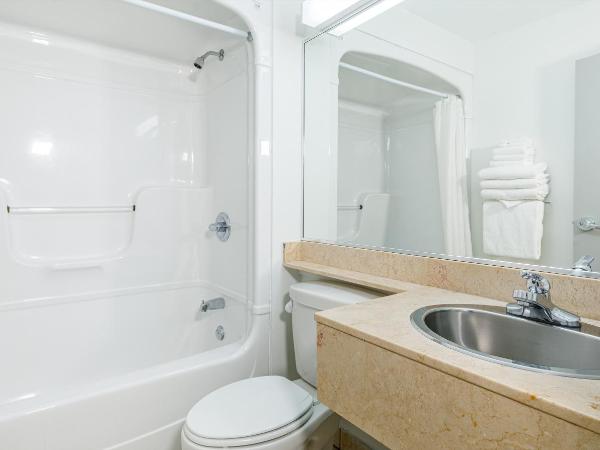 Repotel Henri IV Québec : photo 4 de la chambre chambre deluxe avec 2 lits queen-size