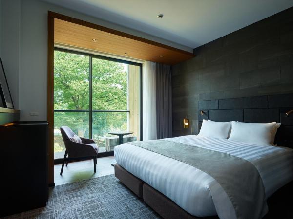 Mitsui Garden Hotel Jingugaien Tokyo Premier : photo 1 de la chambre hébergement lit queen-size moyen avec balcon